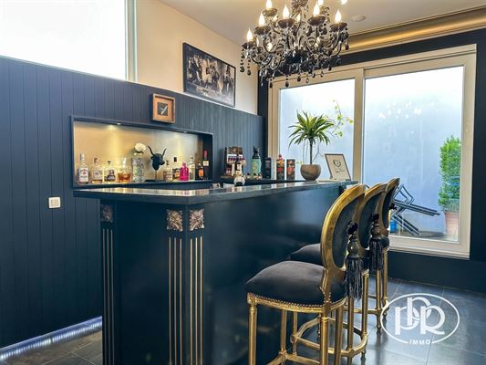 Poss. appartement + commerce