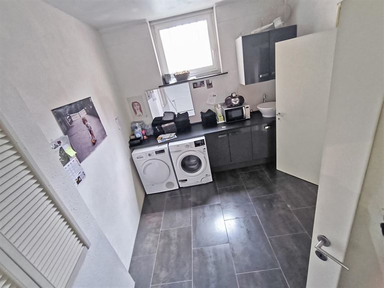 Poss. appartement + commerce