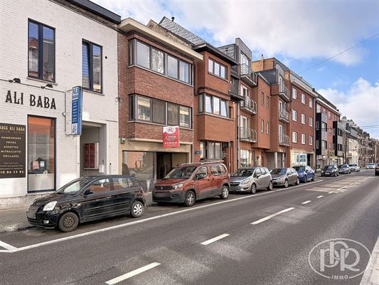 HOOFDGEBOUW bestaande uit 2 appartementen met 2 slaapkamers, 1 STUDIO en 1 WINKEL/KANTOOR en TUIN.