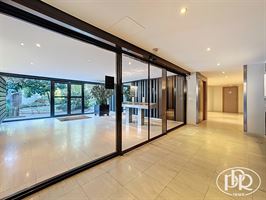 ***SIGNATURE DE COMPROMIS EN COURS*** Parking privé, cave, piscine intérieur, sauna, tennis - WOLUWE-SAINT-ÉTIENNE