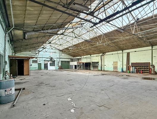 Entrepôt de ± 630m² avec porte sectionnelle électrique, verrière et sanitaires