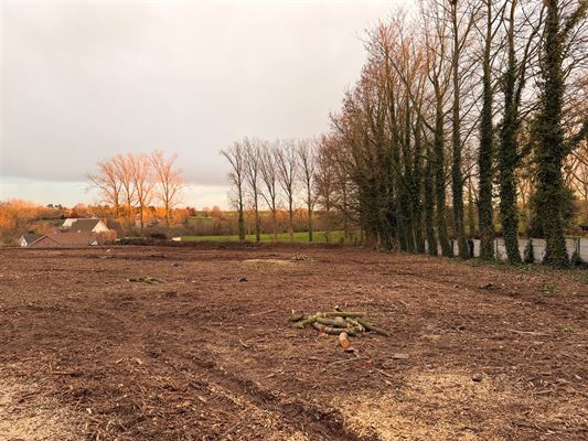 TERRAIN exceptionnel d’une superficie totale de ± 18 ares 12 ca. Situation au calme dans un quartier verdoyant. Orientation SE