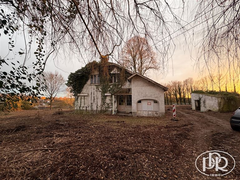 *** SOUS-OFFRE *** Villa à rénovée avec haut potentiel !
