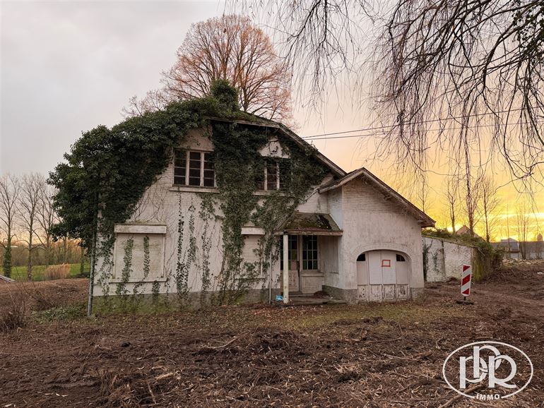 *** SOUS-OFFRE *** Villa à rénovée avec haut potentiel !