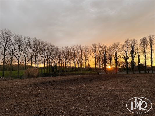 TERRAIN exceptionnel d’une superficie totale de ± 10 ares 28 ca. Situation au calme dans un quartier verdoyant. Orientation SO