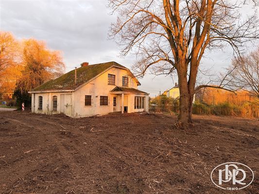 Te renoveren villa met veel potentieel, op een perceel van ± 34 are. Rustige ligging in een lommerrijke buurt. Oriëntatie ZO