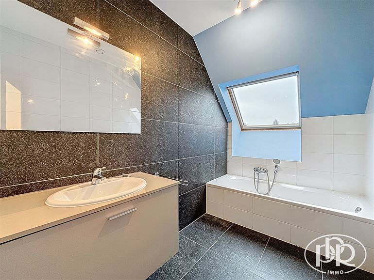 *** SOUS-OFFRE *** Excellent rendement locatif, parking en supplément, élec conforme