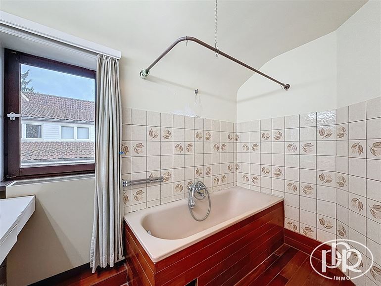 *** SOUS-OFFRE *** Calme, résidentiel, bureau et 2 Garages