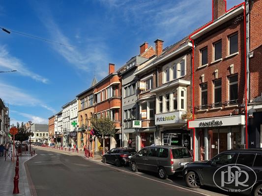 ZEER NADELIG COMMERCIEEL GEBOUW van ± 185 m² met een aantrekkelijk rendement van 8%, d.w.z. ± 31.608€/jaar