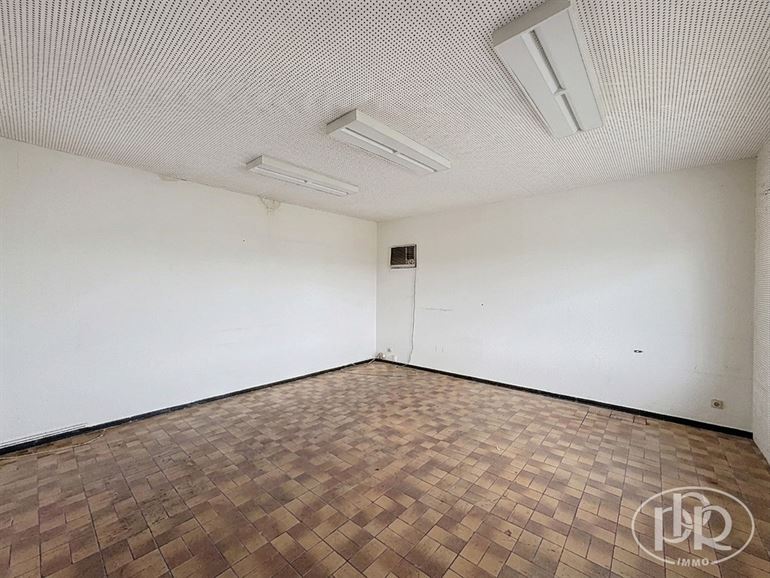 Gemengde ruimte. Strategische locatie. Box + kantoor op 2 verdiepingen.