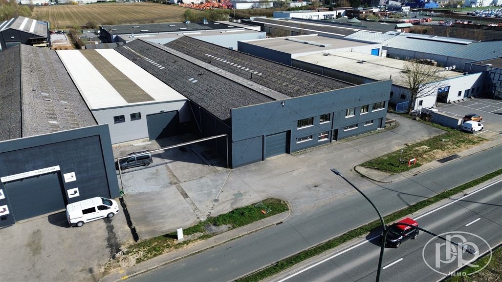 Gemengde ruimte. Strategische locatie. Box + kantoor op 2 verdiepingen.