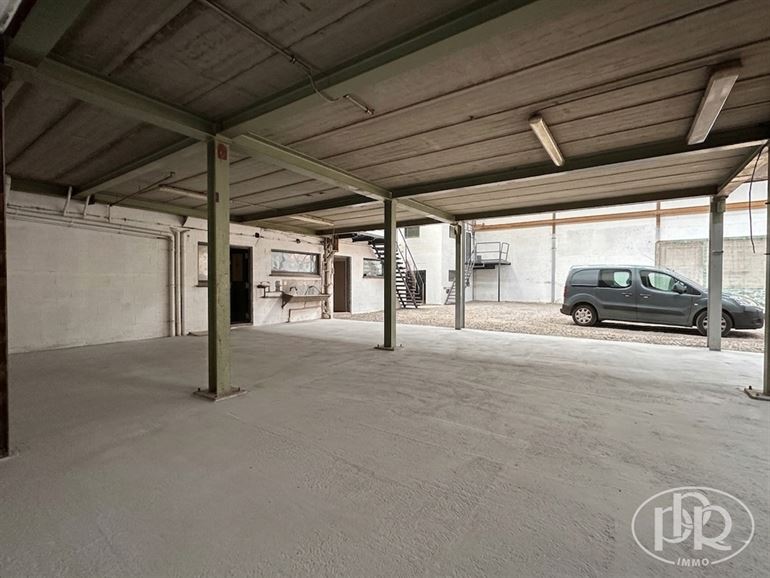 Gemengde ruimte. Strategische locatie. Box + kantoor op 2 verdiepingen.