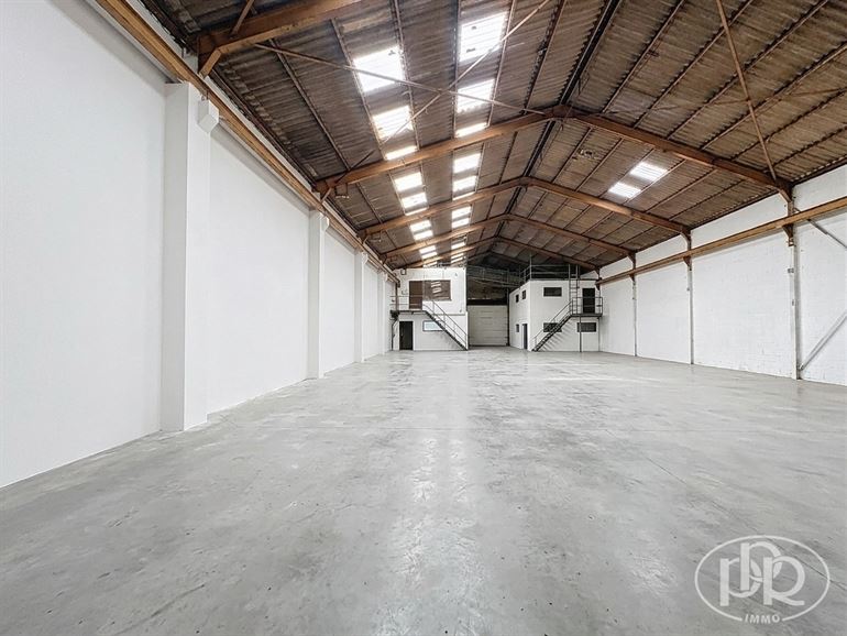 Mixte Entrepôt & Bureaux ! Espace polyvalent. Localisation stratégique !