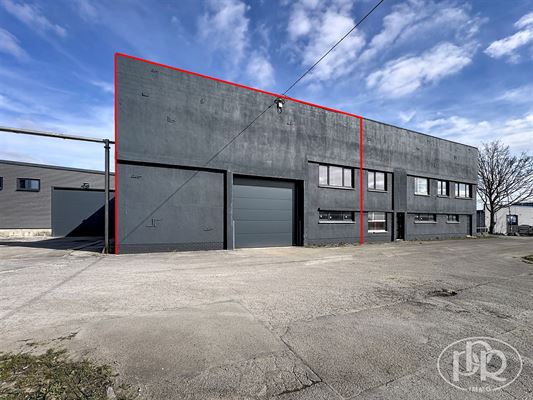 Mix van magazijnen en kantoren op de begane grond! Dicht bij het centrum