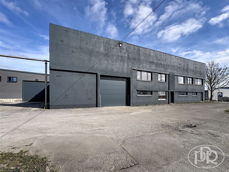Gemengde ruimte. Strategische locatie. Box + kantoor op 2 verdiepingen.