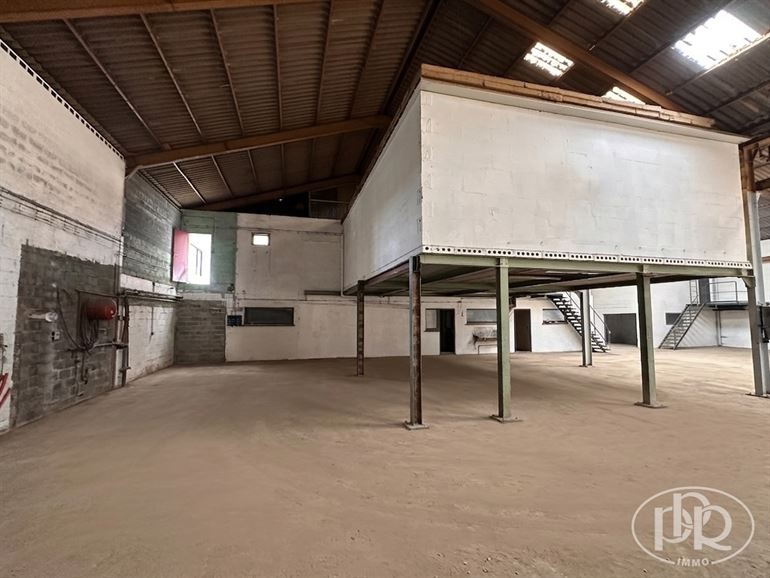 Gemengde ruimte. Strategische locatie. Box + kantoor op 2 verdiepingen.