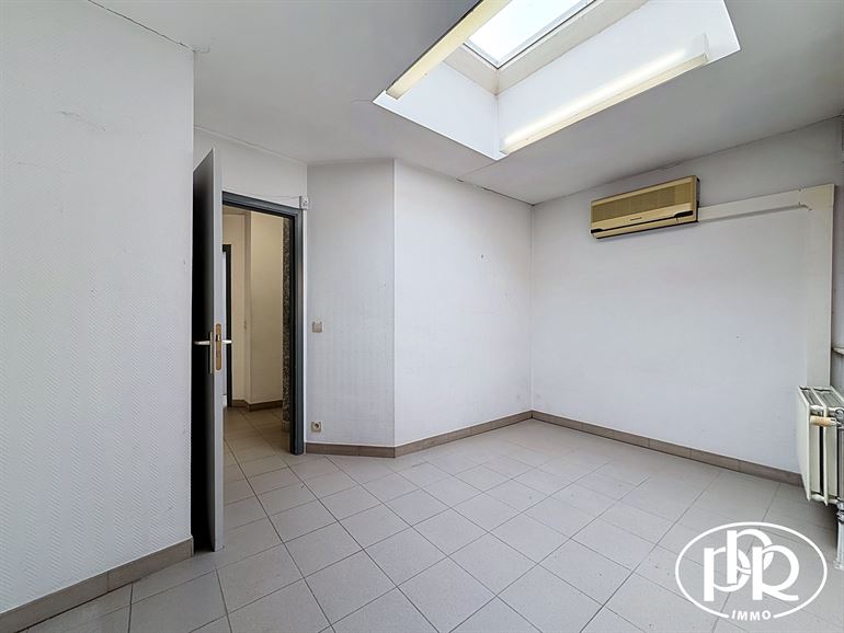 PREMIUM location, corner Place Bosch, XL display window