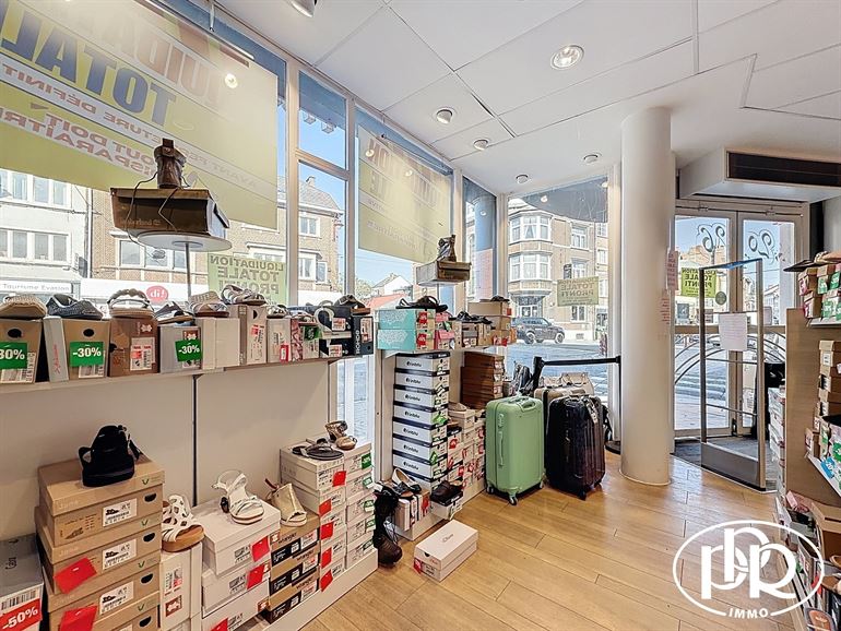PREMIUM location, corner Place Bosch, XL display window