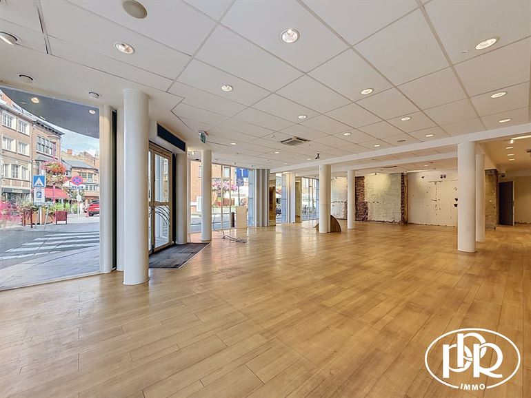 PREMIUM location, corner Place Bosch, XL display window