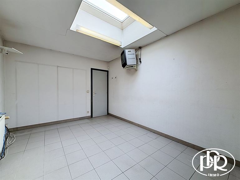 PREMIUM location, corner Place Bosch, XL display window