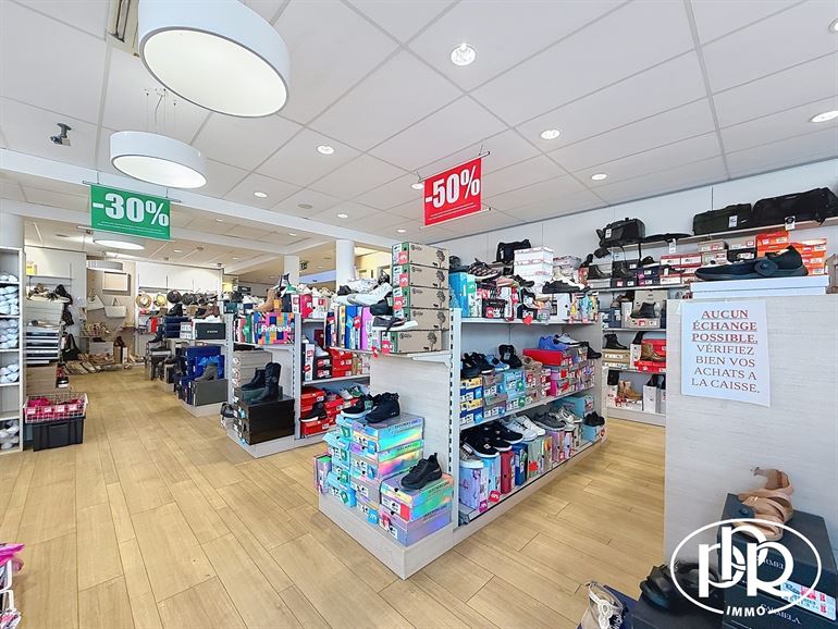 PREMIUM location, corner Place Bosch, XL display window