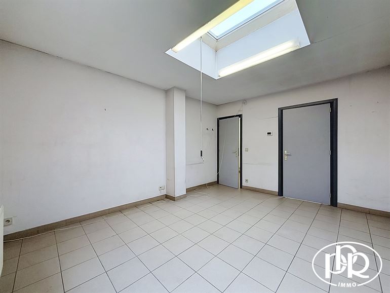 PREMIUM location, corner Place Bosch, XL display window