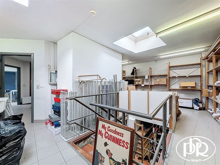 PREMIUM location, corner Place Bosch, XL display window