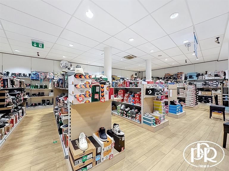 PREMIUM location, corner Place Bosch, XL display window
