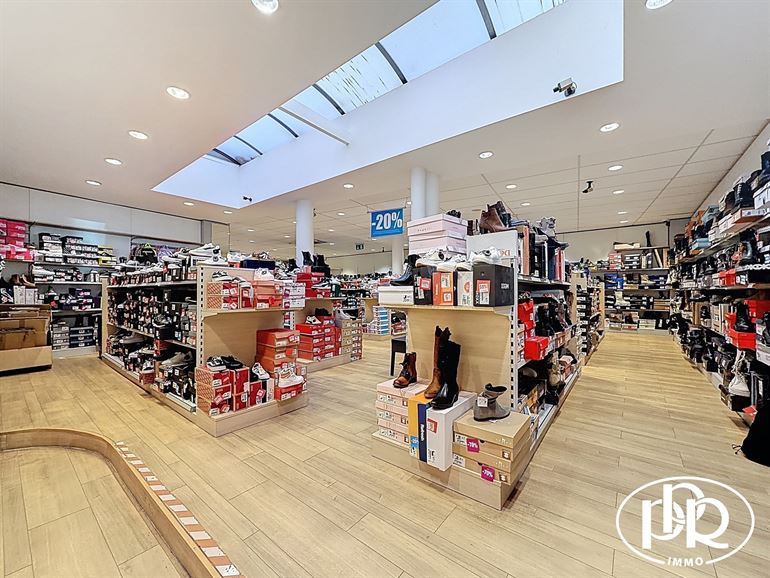 PREMIUM location, corner Place Bosch, XL display window