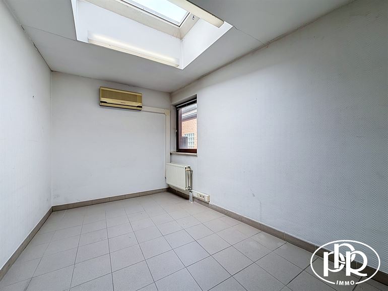 PREMIUM location, corner Place Bosch, XL display window