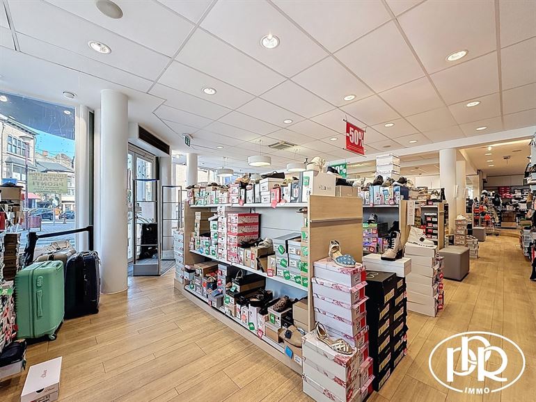 PREMIUM location, corner Place Bosch, XL display window