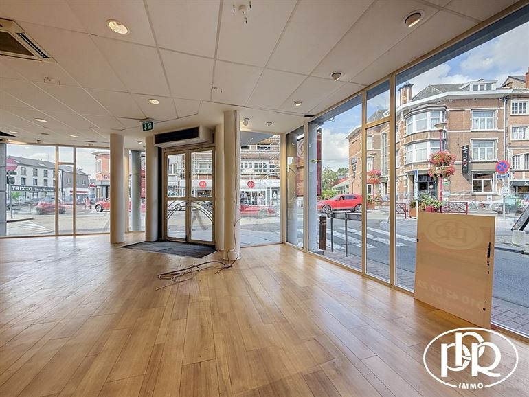 PREMIUM location, corner Place Bosch, XL display window