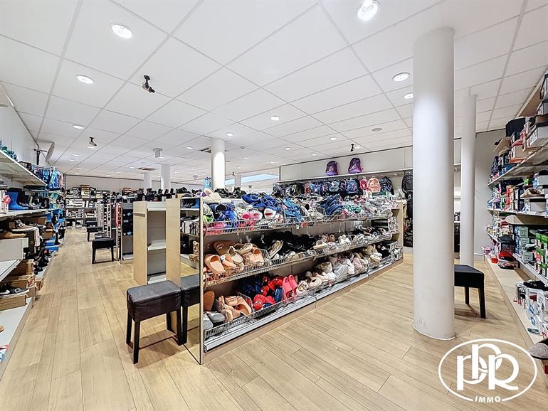 PREMIUM location, corner Place Bosch, XL display window