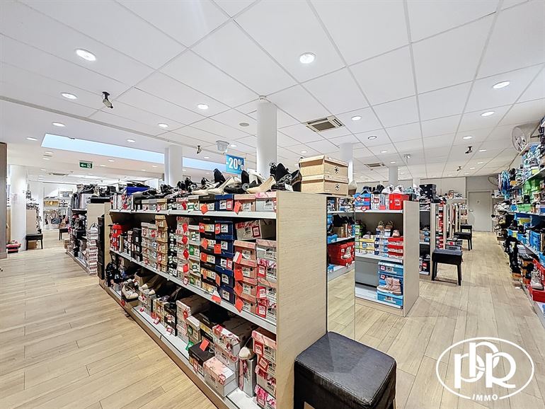 PREMIUM location, corner Place Bosch, XL display window