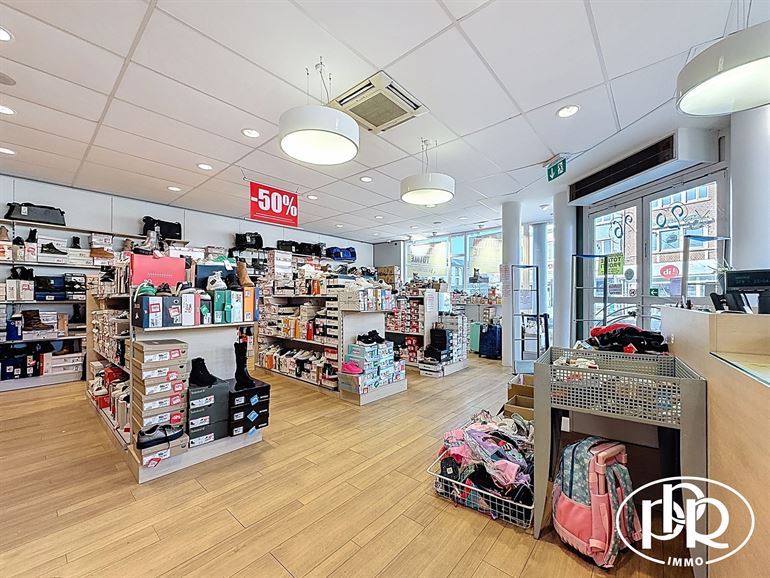 PREMIUM location, corner Place Bosch, XL display window