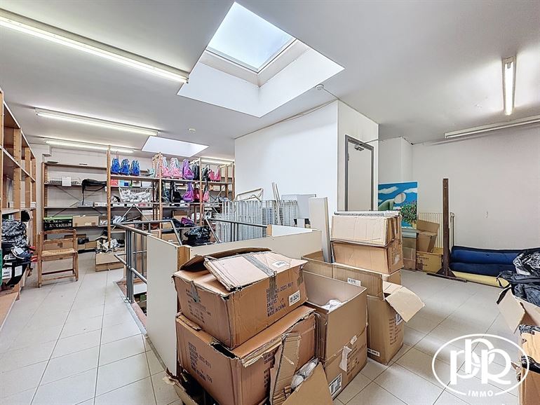 PREMIUM location, corner Place Bosch, XL display window