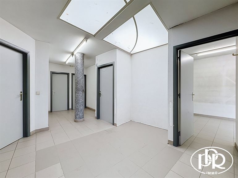 PREMIUM location, corner Place Bosch, XL display window