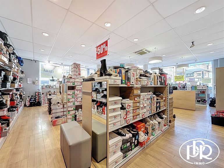 PREMIUM location, corner Place Bosch, XL display window