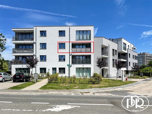 Zuidwestelijk terras en overdekte parkeerplaats