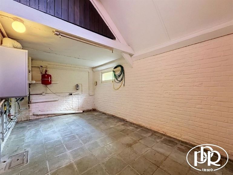 Architect-designed villa with 3 to 4 bedrooms and a garage.