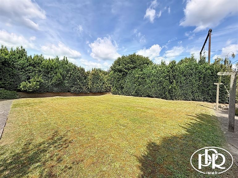 Architect-designed villa with 3 to 4 bedrooms and a garage.