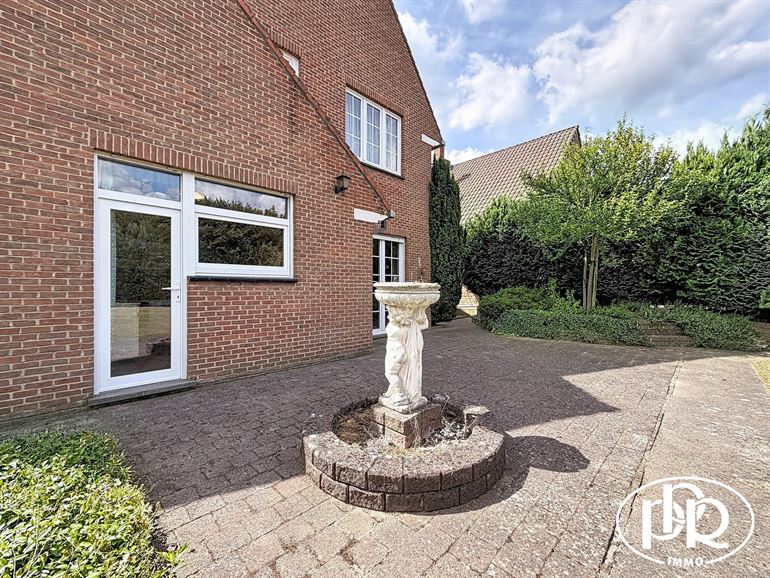 Architect-designed villa with 3 to 4 bedrooms and a garage.