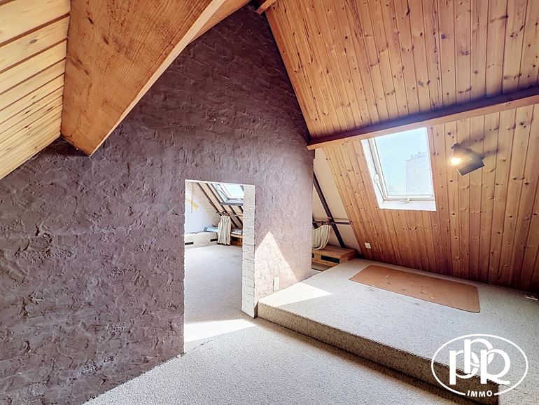 Architect-designed villa with 3 to 4 bedrooms and a garage.
