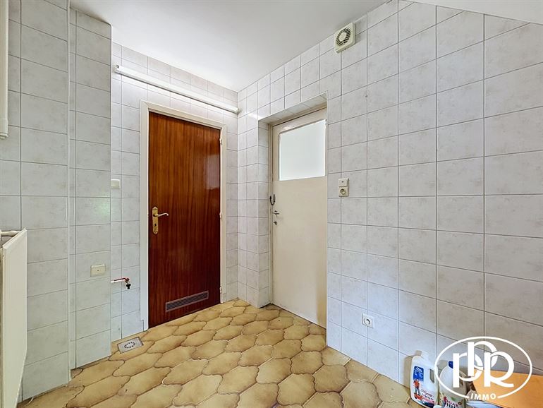 Architect-designed villa with 3 to 4 bedrooms and a garage.