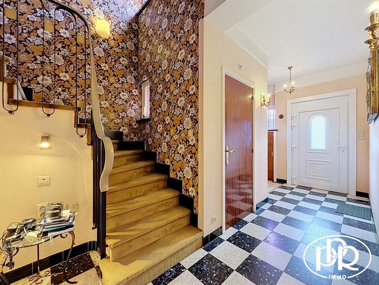 Architect-designed villa with 3 to 4 bedrooms and a garage.