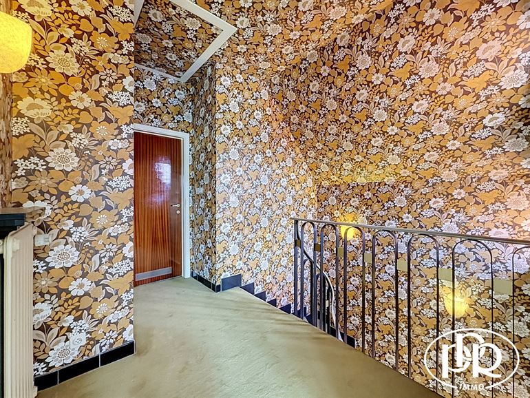 Architect-designed villa with 3 to 4 bedrooms and a garage.