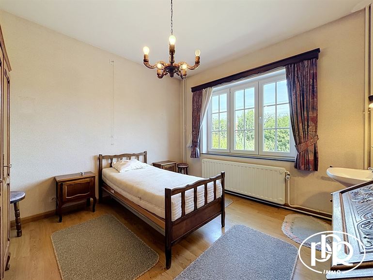 Architect-designed villa with 3 to 4 bedrooms and a garage.