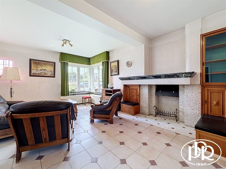 Architect-designed villa with 3 to 4 bedrooms and a garage.