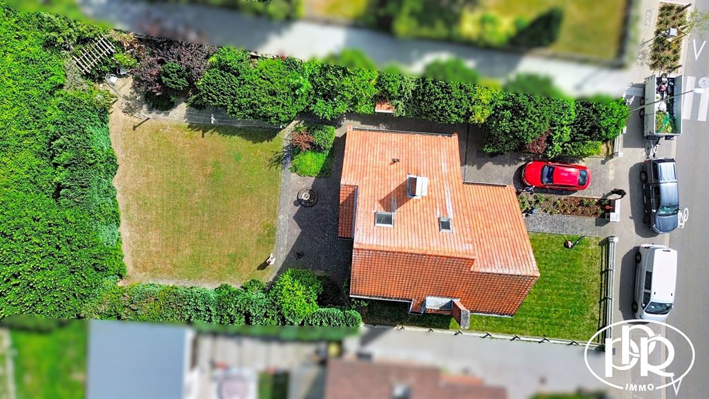 Architect-designed villa with 3 to 4 bedrooms and a garage.