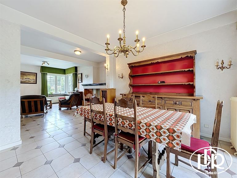 Architect-designed villa with 3 to 4 bedrooms and a garage.